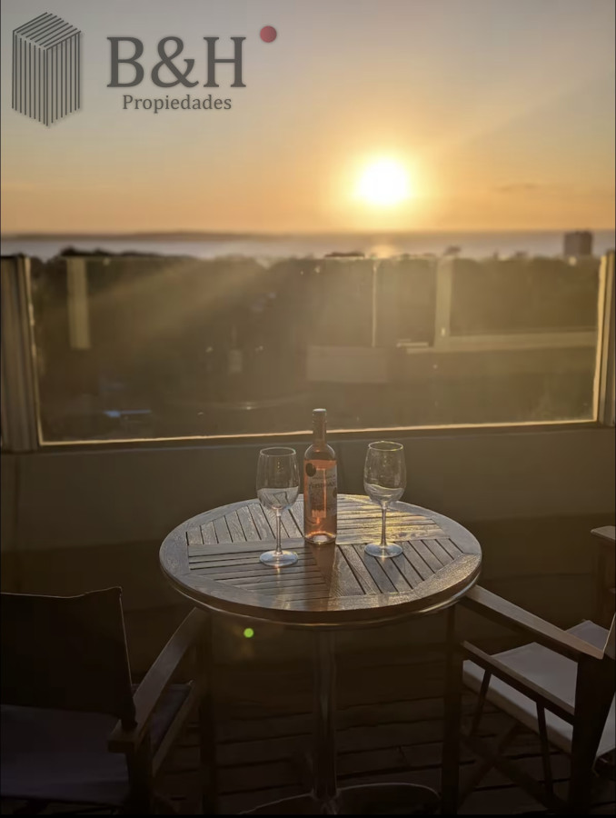 Apartamento ID.6726 - Penthouse con vista al mar en Punta del Este, 2 Dormitorios, en Alquiler Anual