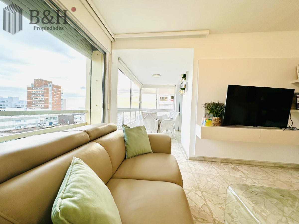 Venta de apartamento en Península de Punta del este con 3 dormitorios y 2 baños reciclado  - BYH6888A