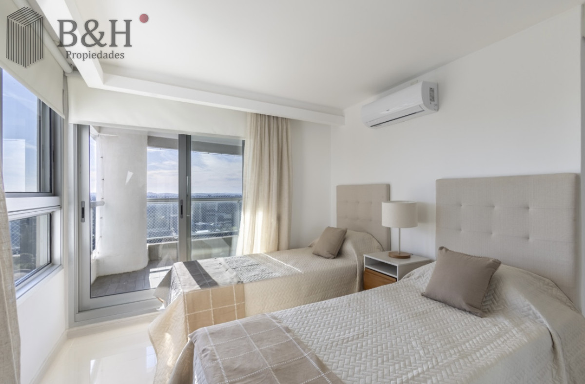 Apartamento ID.5441 - Moderno Penthouse con Vista al Mar, en Playa Brava, 3 Dormitorios con Parrillero y Dependencia de servicio