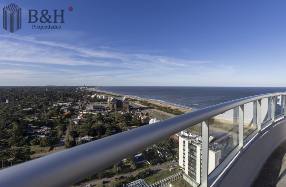 Apartamento ID.5441 - Moderno Penthouse con Vista al Mar, en Playa Brava, 3 Dormitorios con Parrillero y Dependencia de servicio