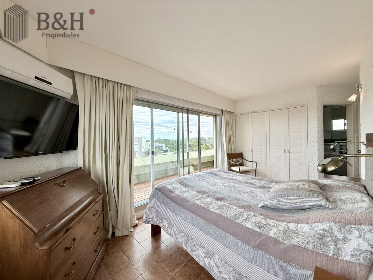 Apartamento ID.6726 - Penthouse con vista al mar en Punta del Este, 2 Dormitorios, en Alquiler Anual