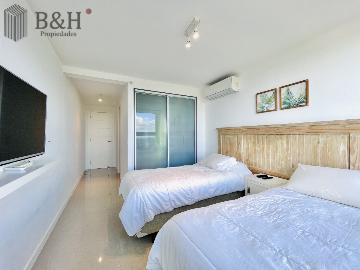 Apartamento ID.4465 -  Exclusivo Penthouse de 3 Dormitorios con Vistas panorámicas a Playa Brava, en Venta