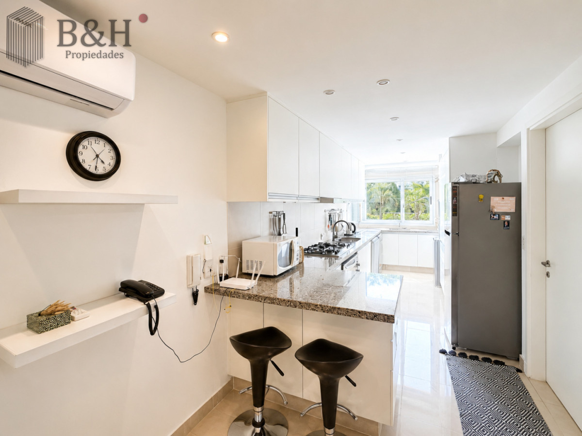 Apartamento ID.6544 - Venta de apartamento de 3 dormitorios sobre primera fila de Playa Brava, Punta del Este