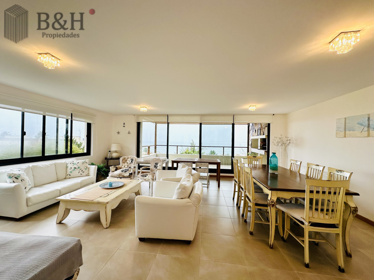 Apartamento ID.6472 - Excelente y amplio departamento duplex en venta de 3 dormitorios mas dependencia con parrillero, Punta Ballena