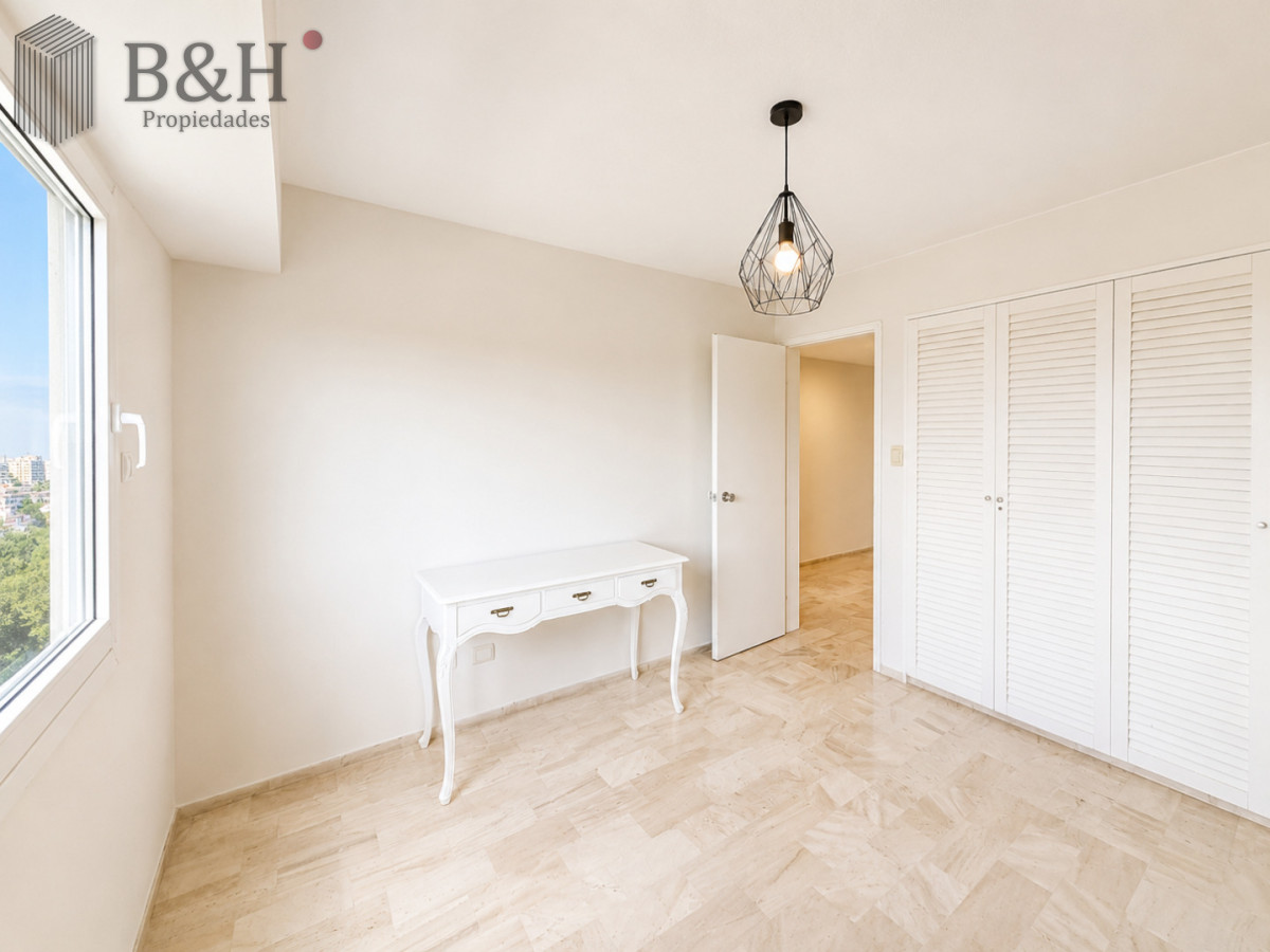 Apartamento ID.319 - Venta y alquiler anual de amplio apartamento de tres dormitorios completamente reciclado sobre Roosevelt, Punta del Este