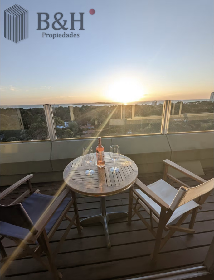 Apartamento ID.6726 - Penthouse con vista al mar en Punta del Este, 2 Dormitorios, en Alquiler Anual