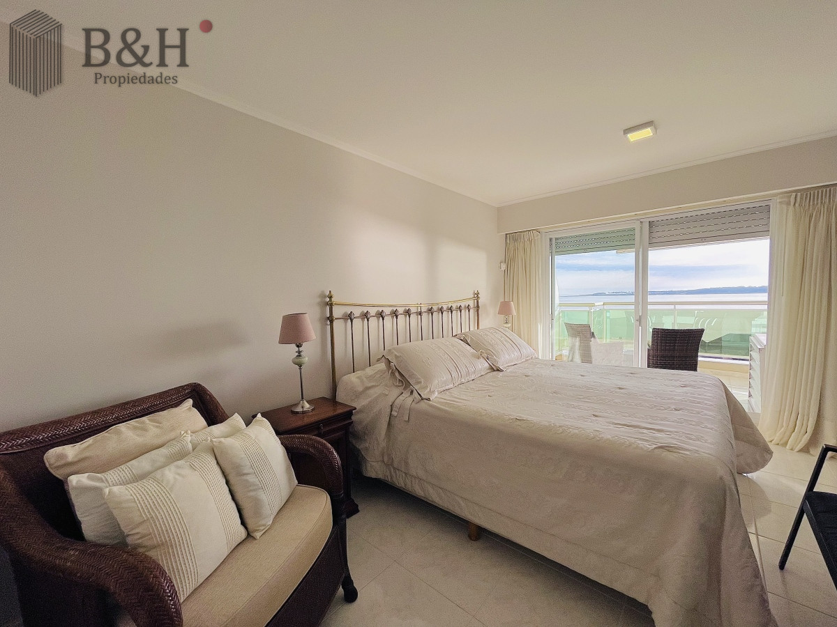 Apartamento ID.2030 - Apartamento de 3 Dormitorios sobre Playa Mansa, en Venta y Alquiler
