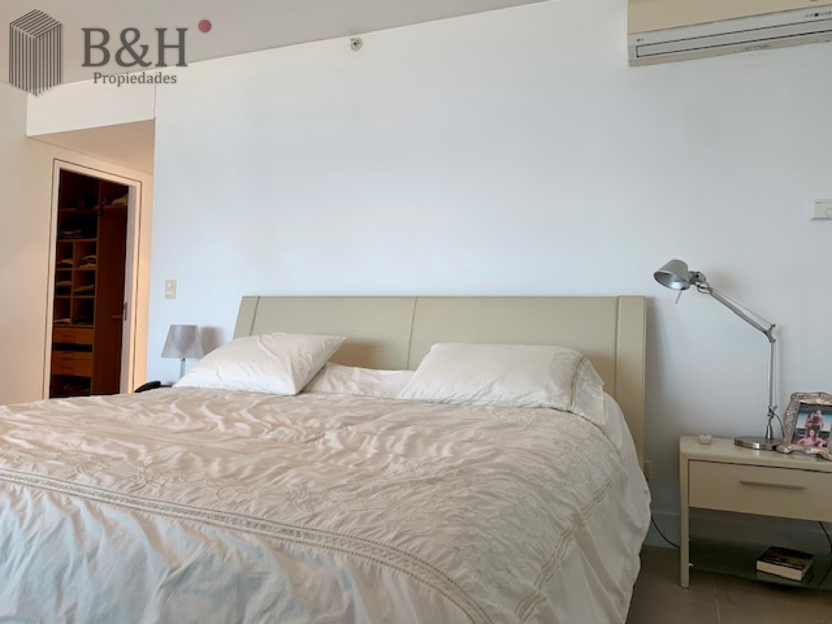 Apartamento ID.5732 - Venta y alquiler temporario de apartamento de tres dormitorios mas dependencia de servicio en Playa Brava