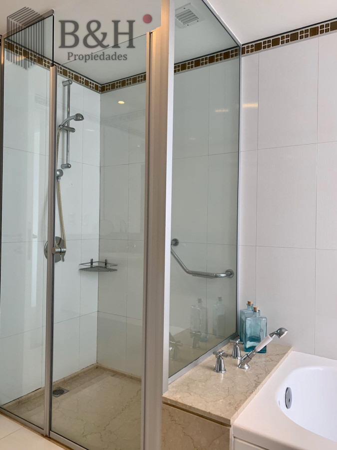 Apartamento ID.1233 - Venta y alquiler de departamento esquinero de tres dormitorios mas dependencia de servicio, Torre LE PARC, playa Brava. Punta del Este
