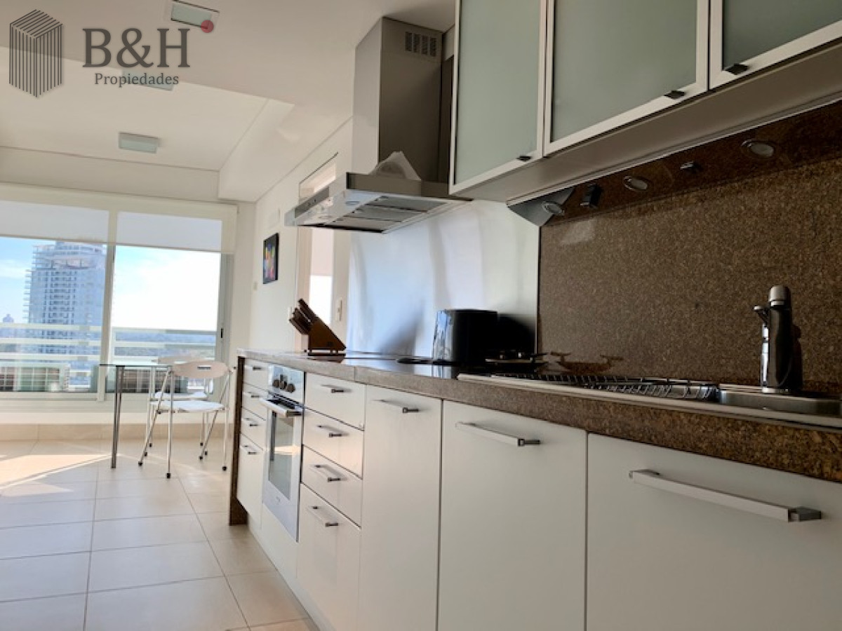 Apartamento ID.5732 - Venta y alquiler temporario de apartamento de tres dormitorios mas dependencia de servicio en Playa Brava