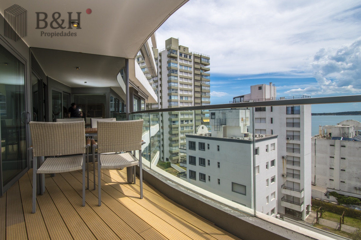 Apartamento ID.5677 - Excelente Apartamento de 2 Dormitorios y Dependencia de Servicio en Playa Mansa