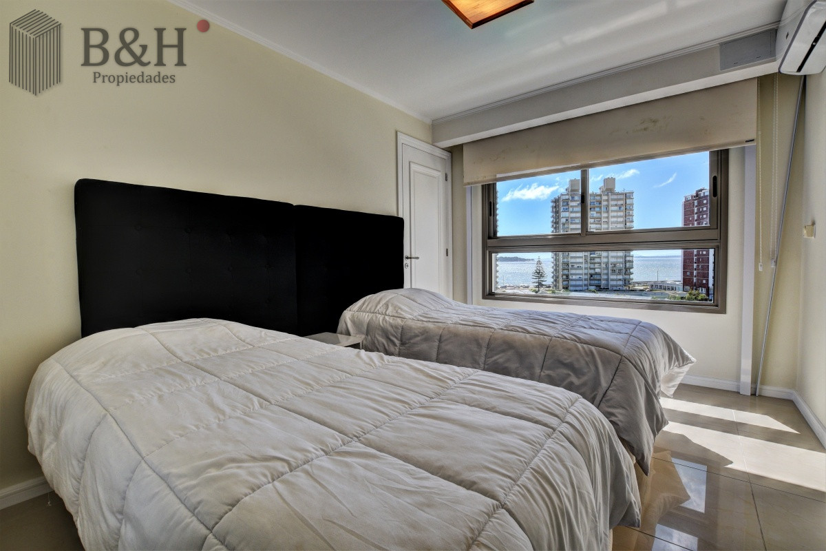 Apartamento ID.5238 - Apartamento de 3 Dormitorios en Imperiale, Frente al Mar  - Oportunidad en Venta