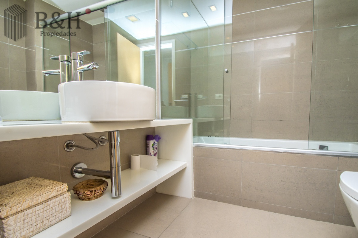 Apartamento ID.5677 - Excelente Apartamento de 2 Dormitorios y Dependencia de Servicio en Playa Mansa