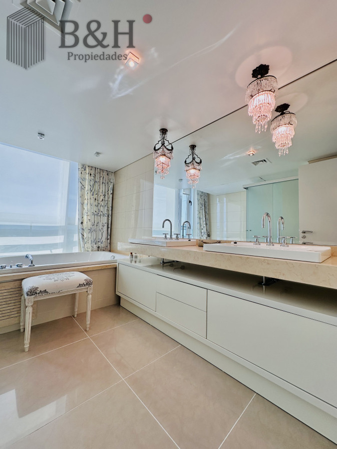 Apartamento ID.4496 - Lujoso Penthouse de 4 Dormitorios con Vista al Mar sobre Playa Mansa, Punta del Este