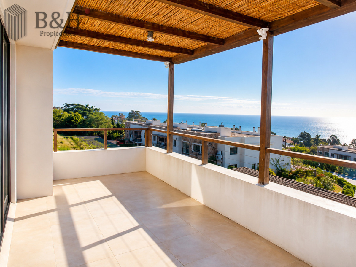 Apartamento ID.6472 - Excelente y amplio departamento duplex en venta de 3 dormitorios mas dependencia con parrillero, Punta Ballena
