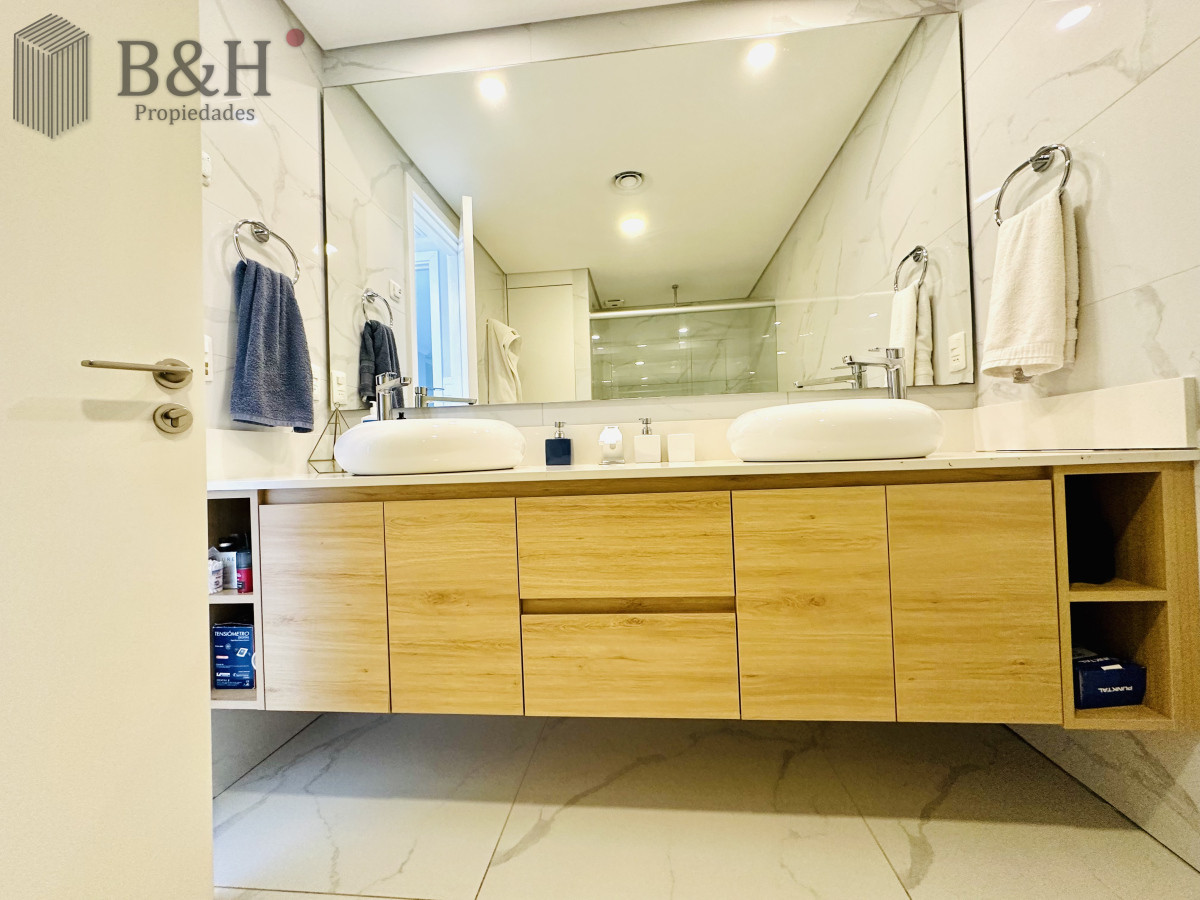 Apartamento ID.3916 - Apartamento Frente al Mar de 3 Dormitorios y Dependencia en Playa Mansa, Punta del Este 