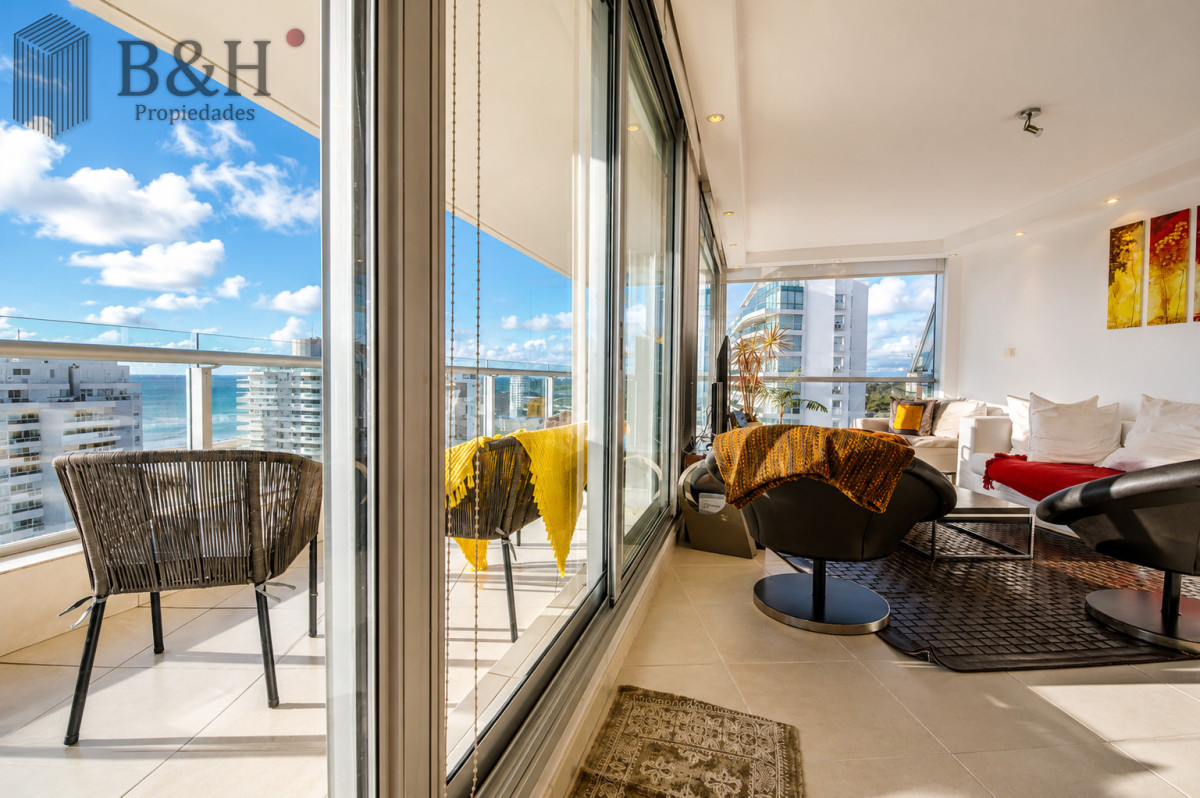 Apartamento ID.395 - Venta de apartamento de tres dormitorios más dependencia en playa Mansa, Punta del Este