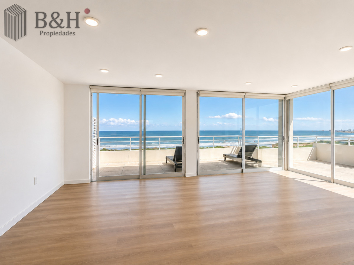 Apartamento ID.7890 - Penthouse de 3 Dormitorios con Barbacoa en Primera Línea del Mar, Playa Brava Punta del Este
