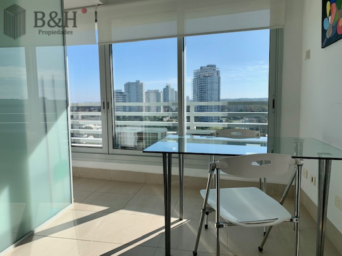 Apartamento ID.5732 - Venta y alquiler temporario de apartamento de tres dormitorios mas dependencia de servicio en Playa Brava