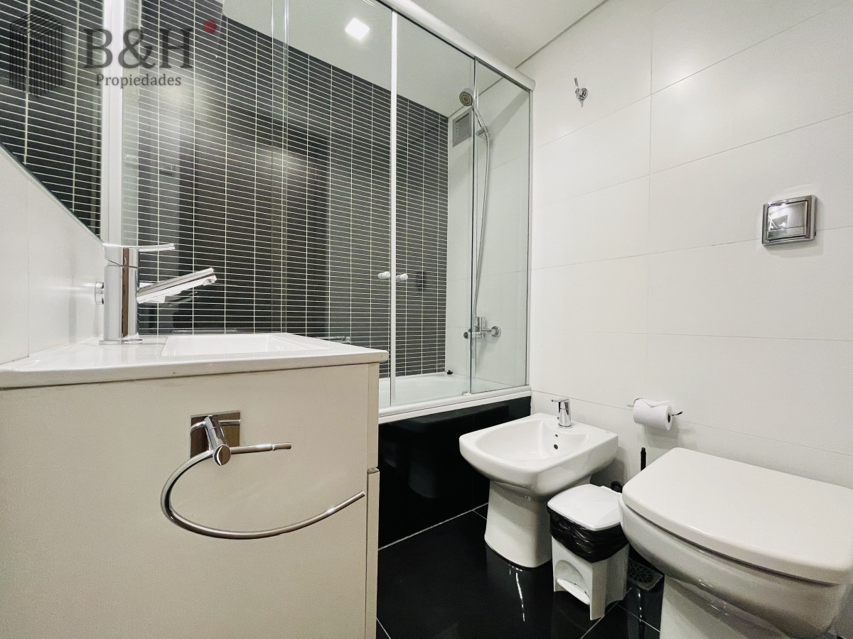 Apartamento ID.3294 - Apartamento con Vista al Mar de 3 Dormitorios y Dependencia + Parrillero en Playa Brava, Punta del Este 