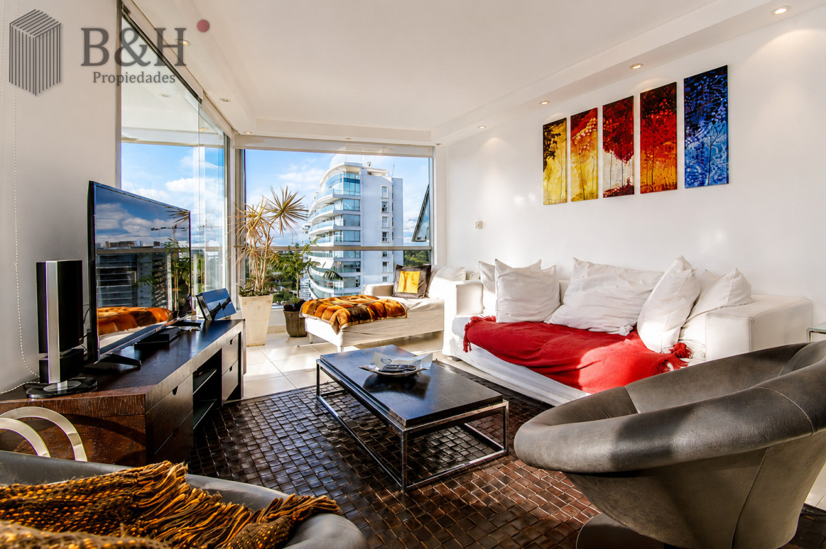 Apartamento ID.395 - Venta de apartamento de tres dormitorios más dependencia en playa Mansa, Punta del Este