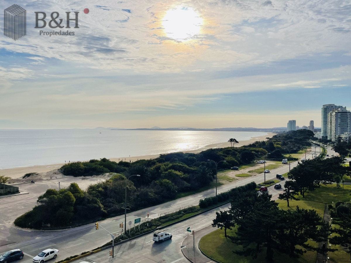 Apartamento ID.2030 - Apartamento de 3 Dormitorios sobre Playa Mansa, en Venta y Alquiler