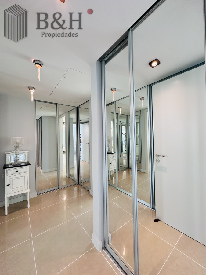 Apartamento ID.4496 - Lujoso Penthouse de 4 Dormitorios con Vista al Mar sobre Playa Mansa, Punta del Este
