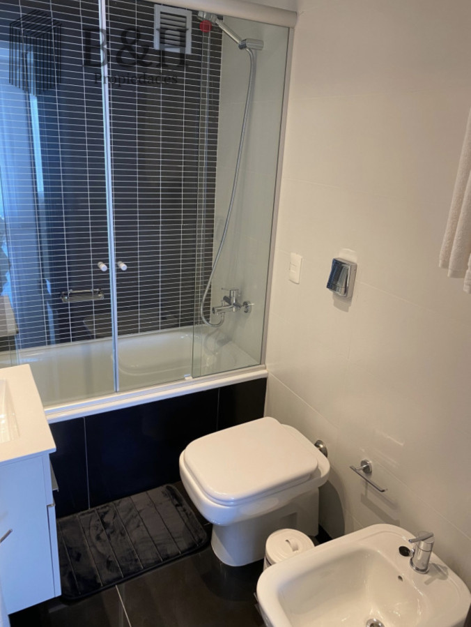 Apartamento ID.5905 - Alquiler temporal de apartamento piso alto de 2 dormitorios más servicio en playa brava 