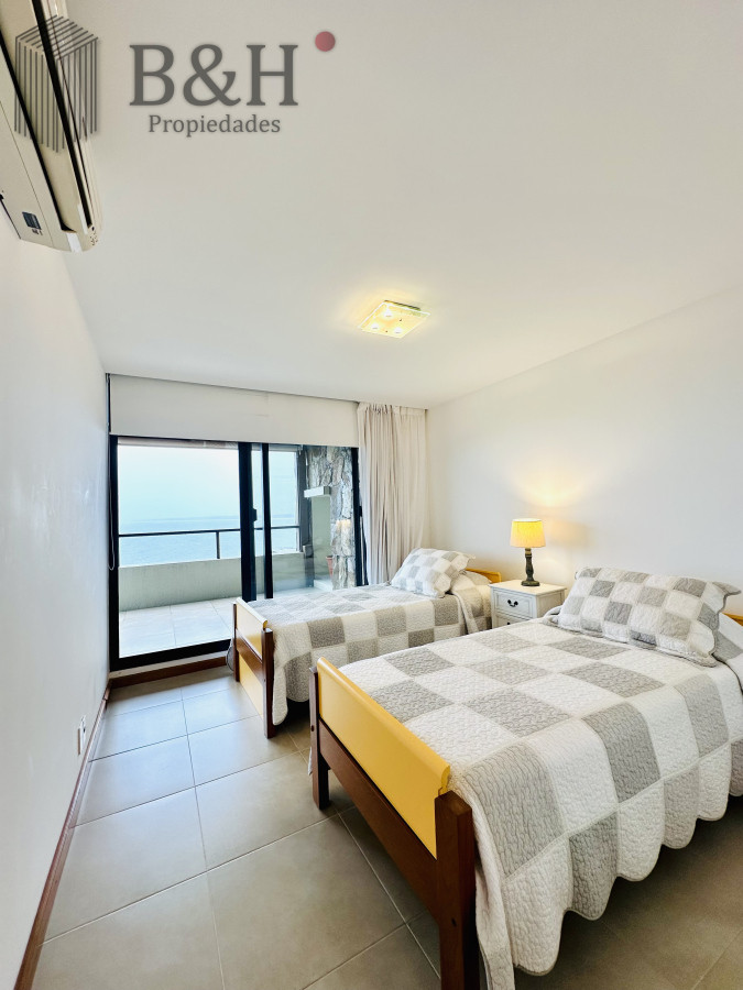 Apartamento ID.6472 - Excelente y amplio departamento duplex en venta de 3 dormitorios mas dependencia con parrillero, Punta Ballena