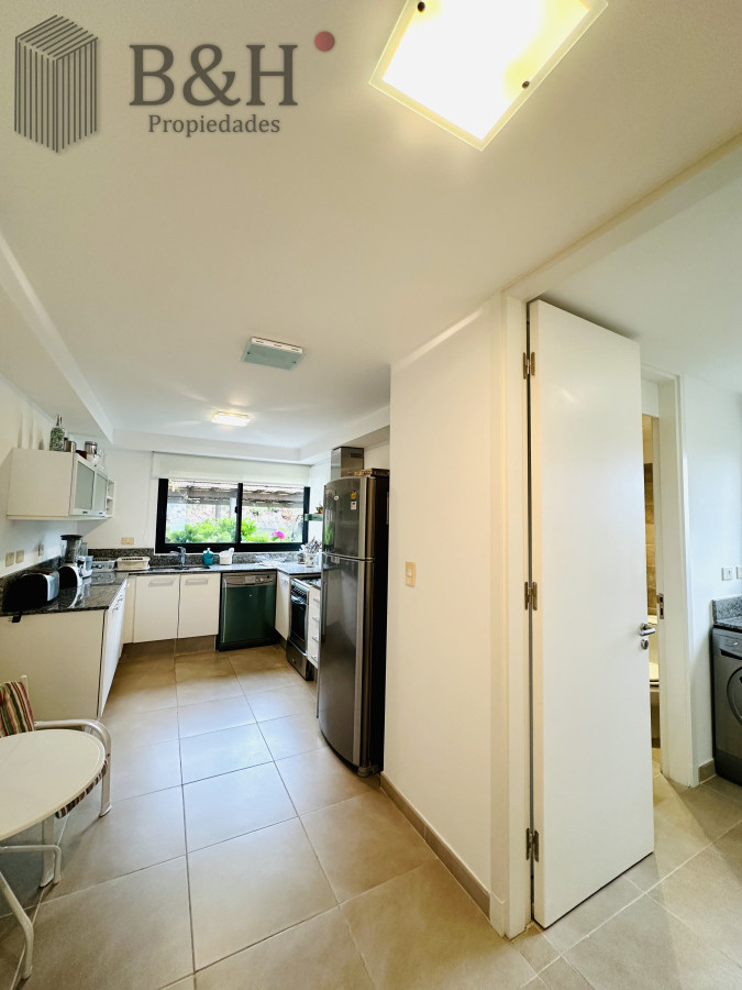 Apartamento ID.6472 - Excelente y amplio departamento duplex en venta de 3 dormitorios mas dependencia con parrillero, Punta Ballena