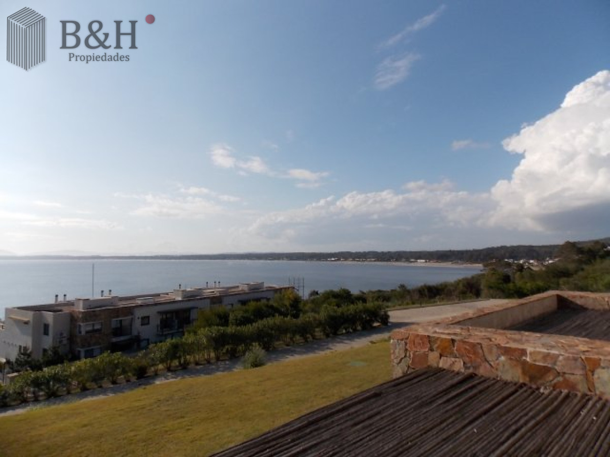 Apartamento ID.6472 - Excelente y amplio departamento duplex en venta de 3 dormitorios mas dependencia con parrillero, Punta Ballena