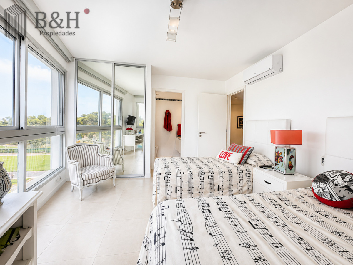 Apartamento ID.2690 - Oportunidad en Venta y Alquiler temporal de maravilloso departamento esquinero en Torre Le Parc, Playa Brava, Punta del Este