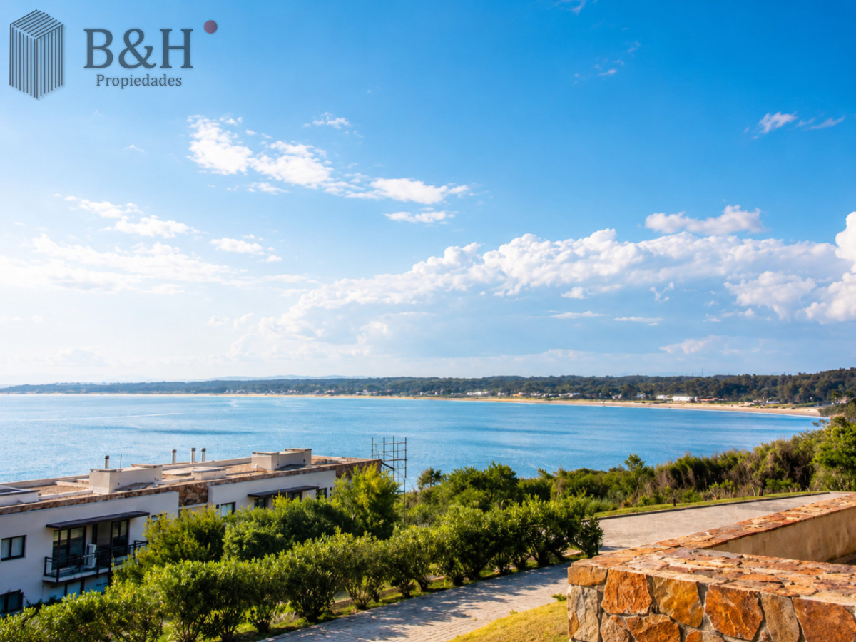 Apartamento ID.6472 - Excelente y amplio departamento duplex en venta de 3 dormitorios mas dependencia con parrillero, Punta Ballena