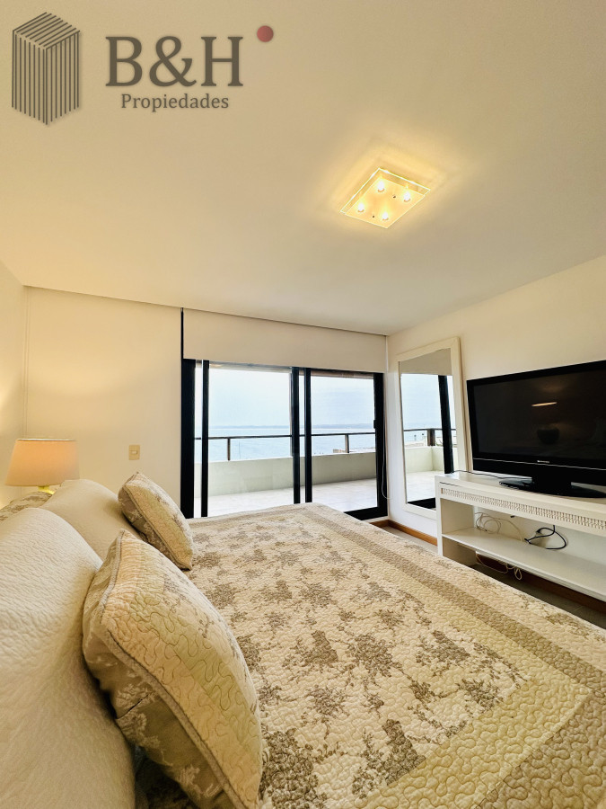 Apartamento ID.6472 - Excelente y amplio departamento duplex en venta de 3 dormitorios mas dependencia con parrillero, Punta Ballena