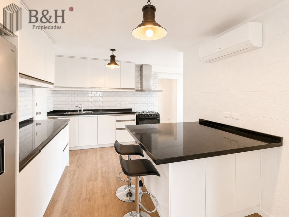 Apartamento ID.319 - Venta y alquiler anual de amplio apartamento de tres dormitorios completamente reciclado sobre Roosevelt, Punta del Este