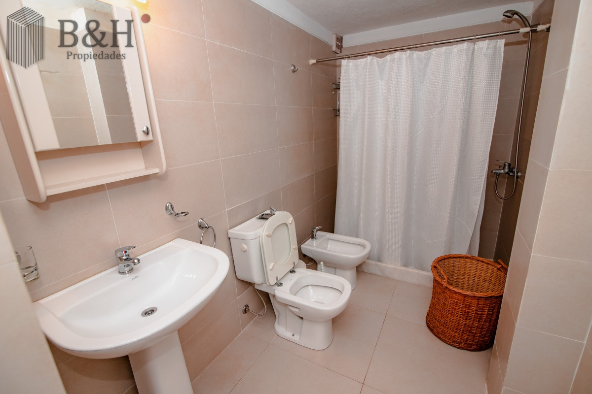 Apartamento ID.852 - Oportunidad en Venta de Apartamento de planta baja con salida al jardín de tres dormitorios en Playa Montoya