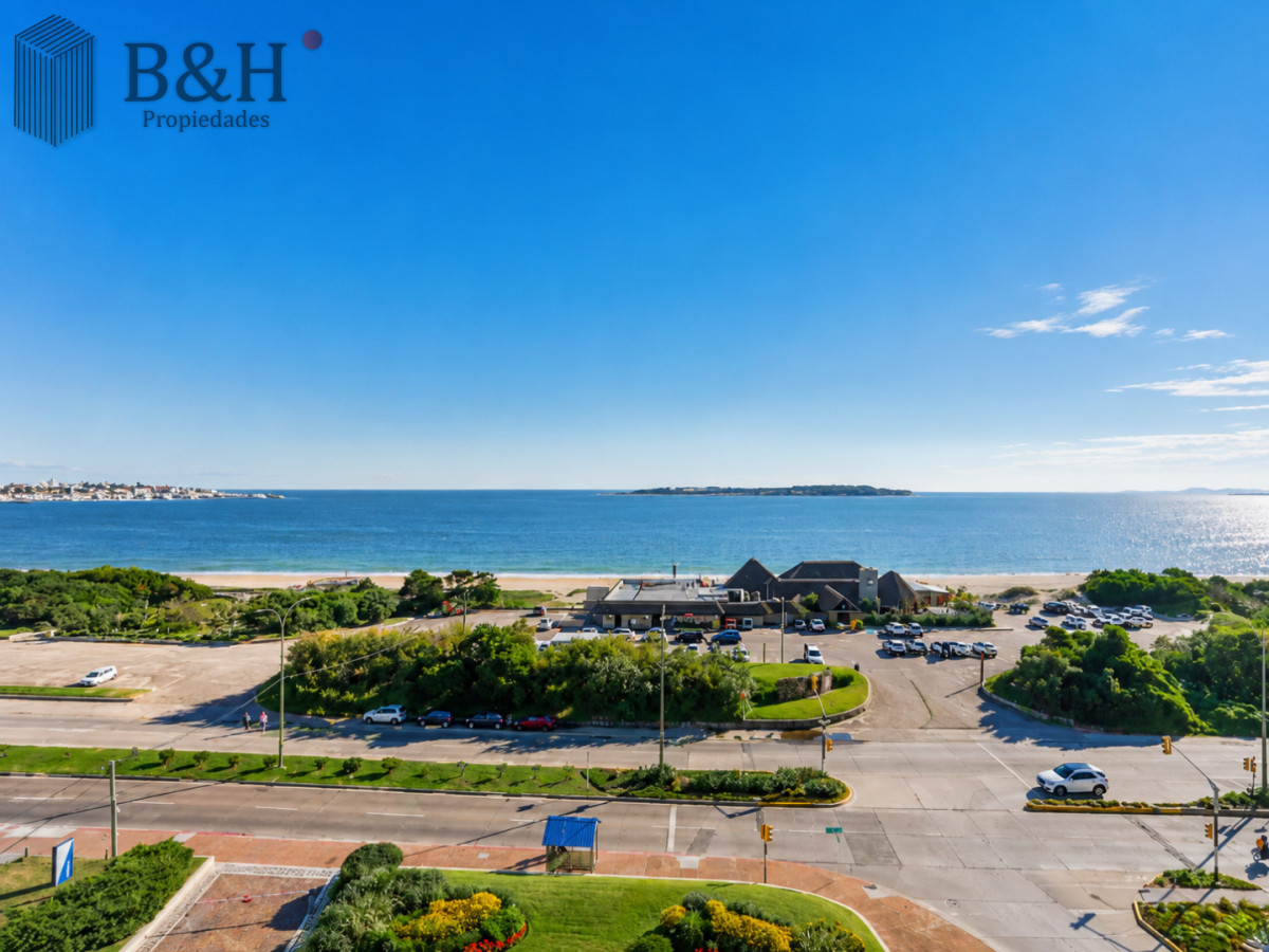Apartamento ID.2030 - Apartamento de 3 Dormitorios sobre Playa Mansa, en Venta y Alquiler