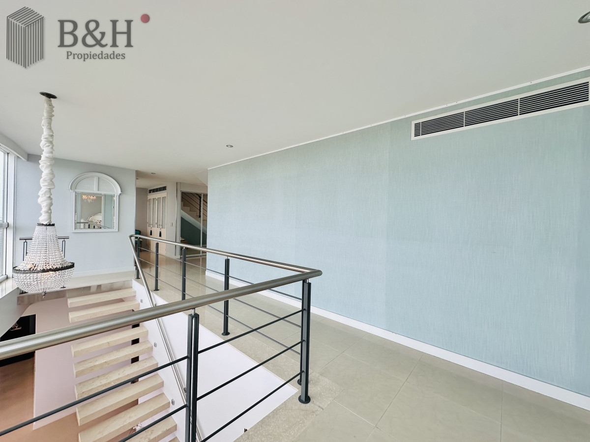 Apartamento ID.4496 - Lujoso Penthouse de 4 Dormitorios con Vista al Mar sobre Playa Mansa, Punta del Este
