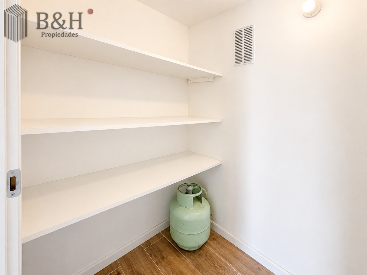 Apartamento ID.319 - Venta y alquiler anual de amplio apartamento de tres dormitorios completamente reciclado sobre Roosevelt, Punta del Este