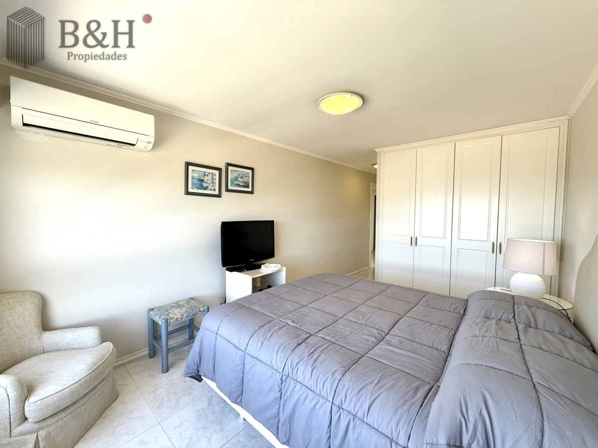Apartamento ID.6171 - Alquiler temporario de apartamento esquinero de tres dormitorios más dependencia de servicio sobre Playa Mansa, Punta del Este