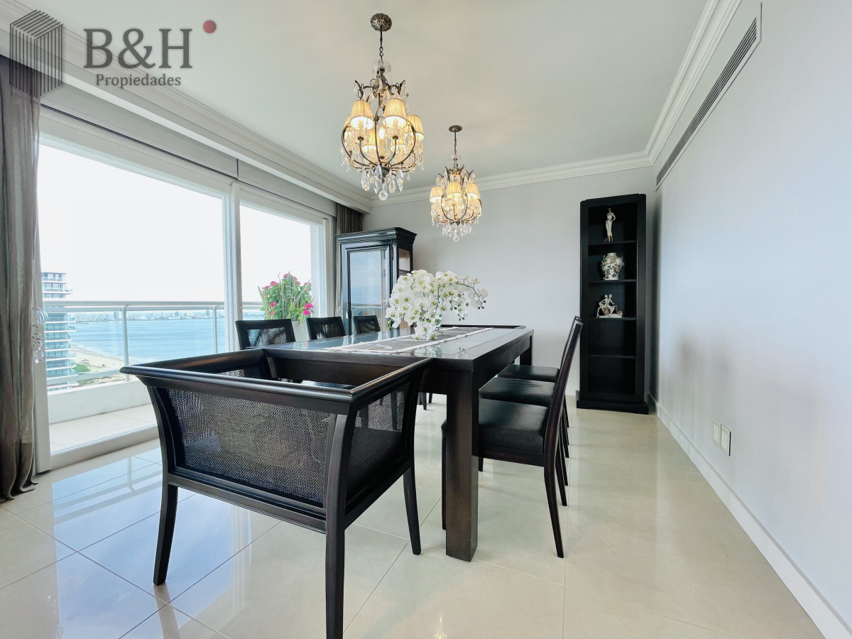 Apartamento ID.4496 - Lujoso Penthouse de 4 Dormitorios con Vista al Mar sobre Playa Mansa, Punta del Este