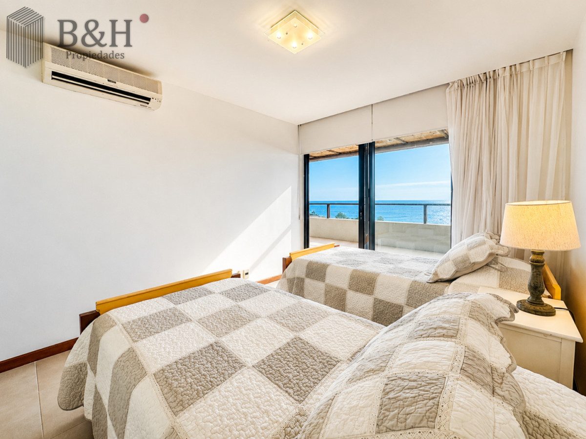 Apartamento ID.6472 - Excelente y amplio departamento duplex en venta de 3 dormitorios mas dependencia con parrillero, Punta Ballena