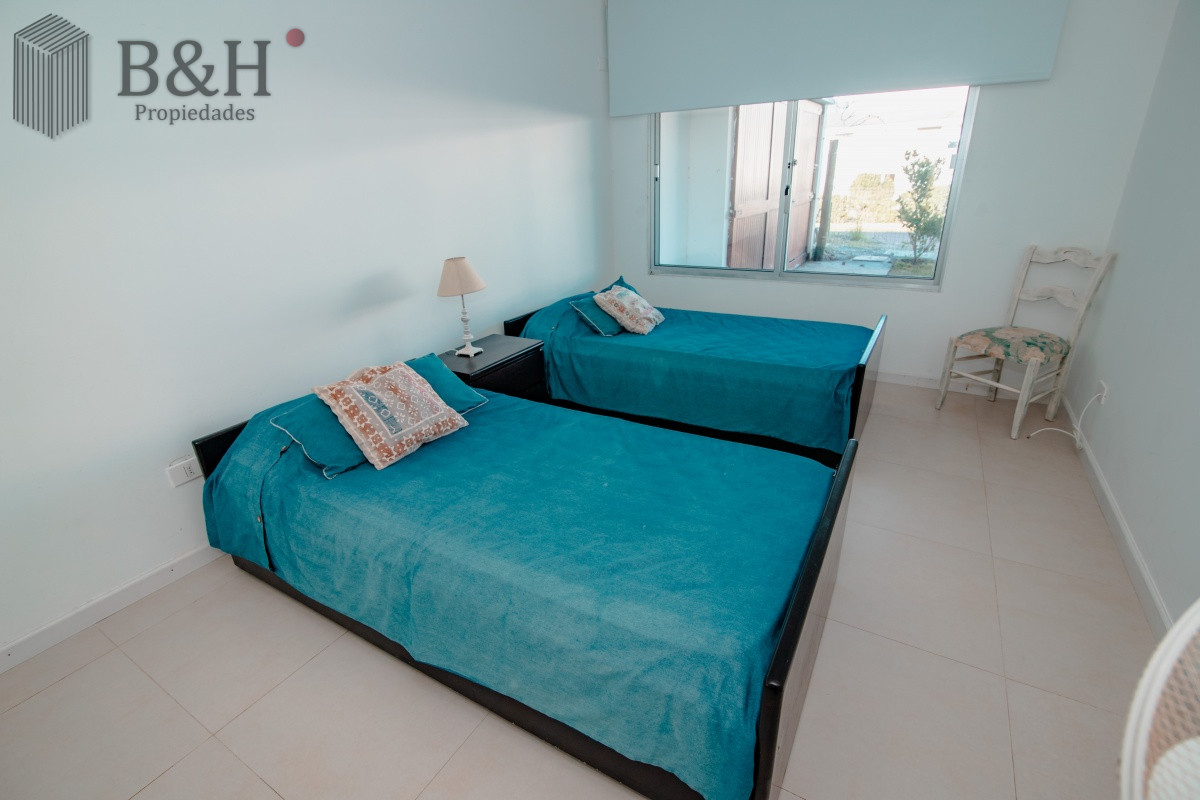 Apartamento ID.852 - Oportunidad en Venta de Apartamento de planta baja con salida al jardín de tres dormitorios en Playa Montoya