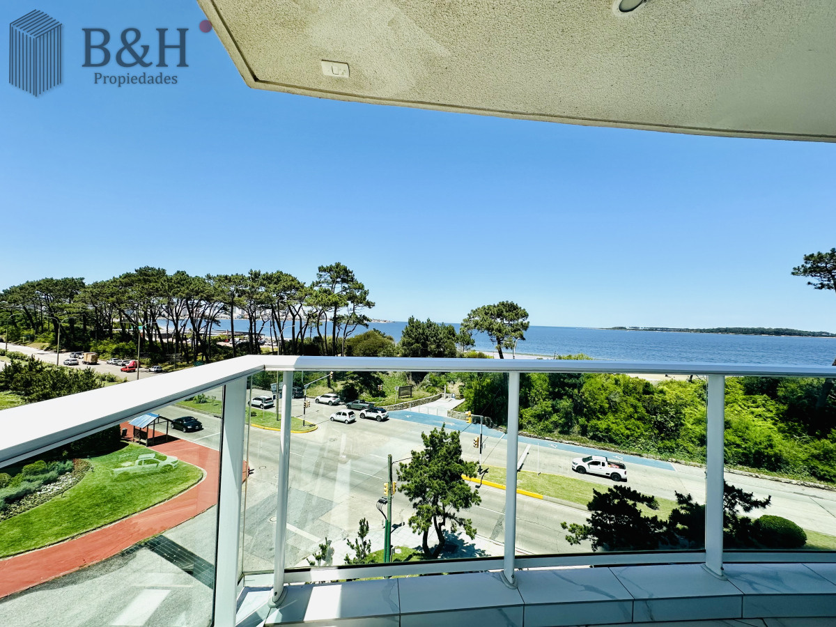 Apartamento ID.3916 - Apartamento Frente al Mar de 3 Dormitorios y Dependencia en Playa Mansa, Punta del Este 