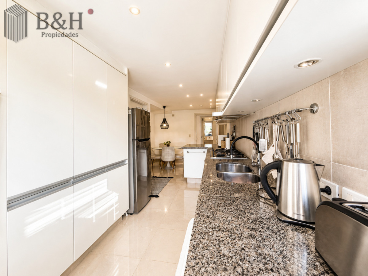 Apartamento ID.6544 - Venta de apartamento de 3 dormitorios sobre primera fila de Playa Brava, Punta del Este