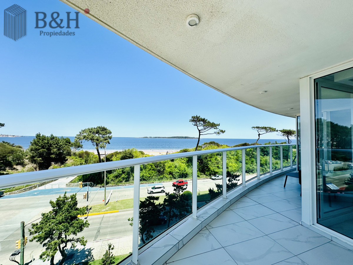 Apartamento ID.3916 - Apartamento Frente al Mar de 3 Dormitorios y Dependencia en Playa Mansa, Punta del Este 