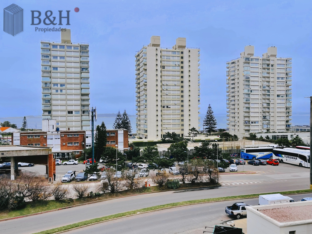 Apartamento ID.3220 - Excelente Apartamento de 2 Dormitorios Frente a Los Dedos, Playa Brava Punta del Este