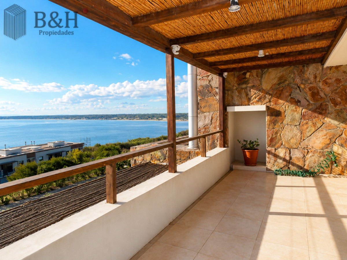 Apartamento ID.6472 - Excelente y amplio departamento duplex en venta de 3 dormitorios mas dependencia con parrillero, Punta Ballena
