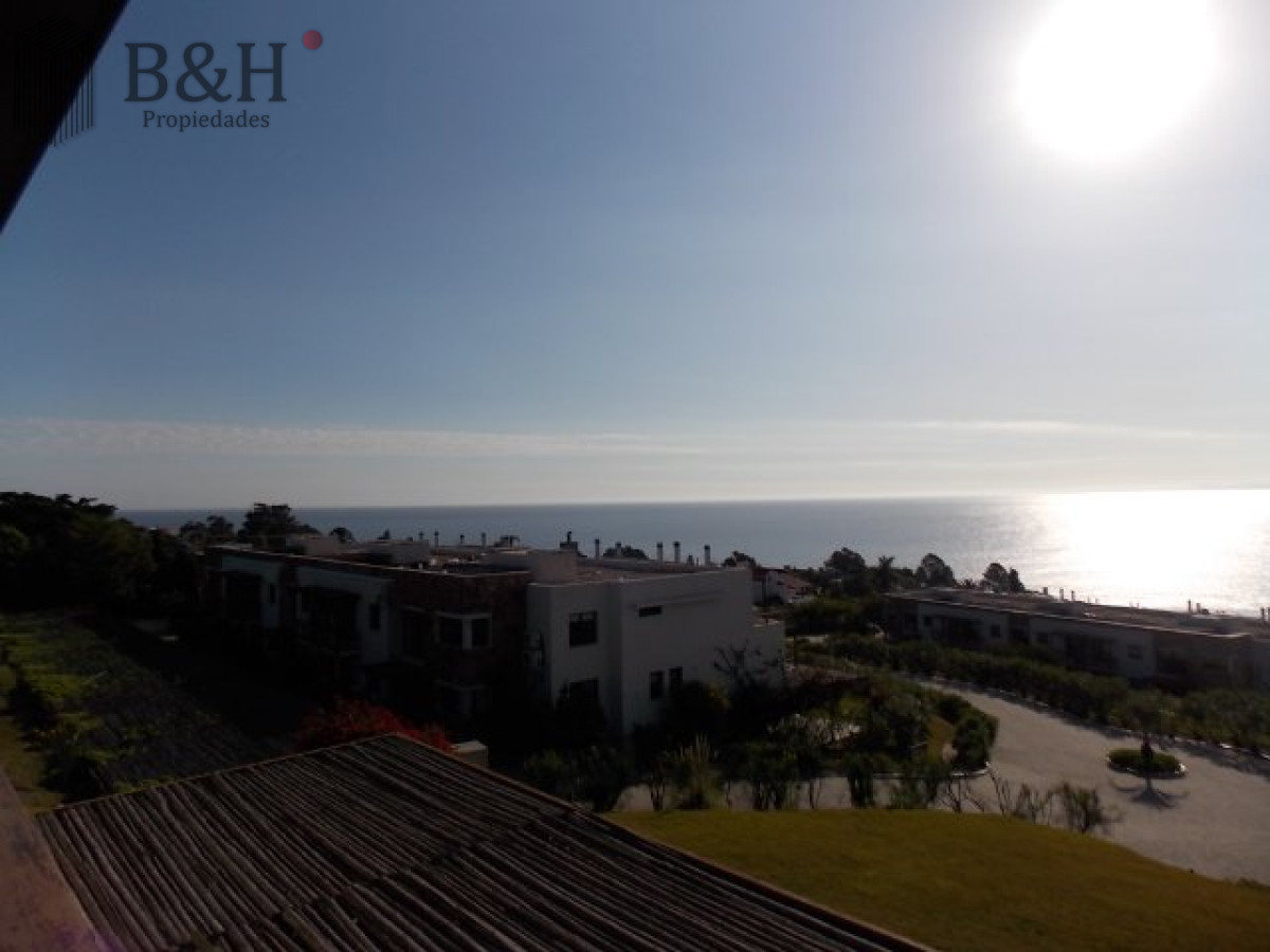 Apartamento ID.6472 - Excelente y amplio departamento duplex en venta de 3 dormitorios mas dependencia con parrillero, Punta Ballena