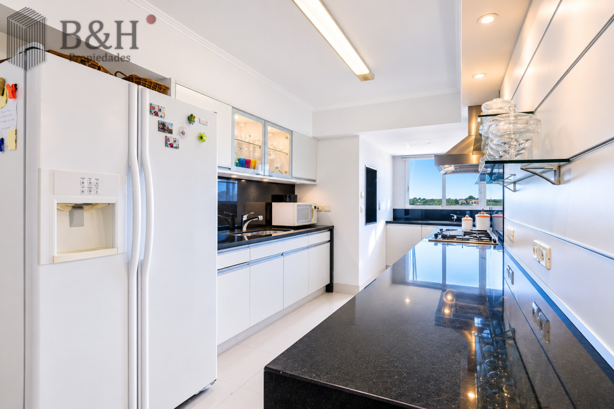 Apartamento ID.7942 - Exclusivo Penthouse de 6 Dormitorios y Barbacoa en Venta Frente al Mar, Rincón del Indio Punta del Este